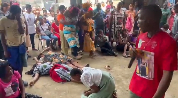 Un vídeo viral muestra a un pastor ensayando con sus fieles supuestos milagros en una iglesia pentecostal